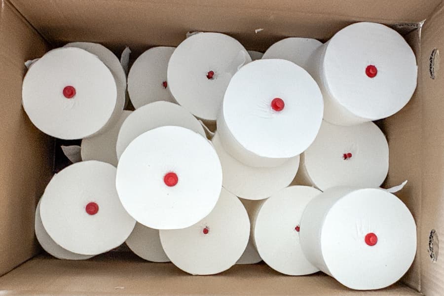 Karton mit Toilettenpapier